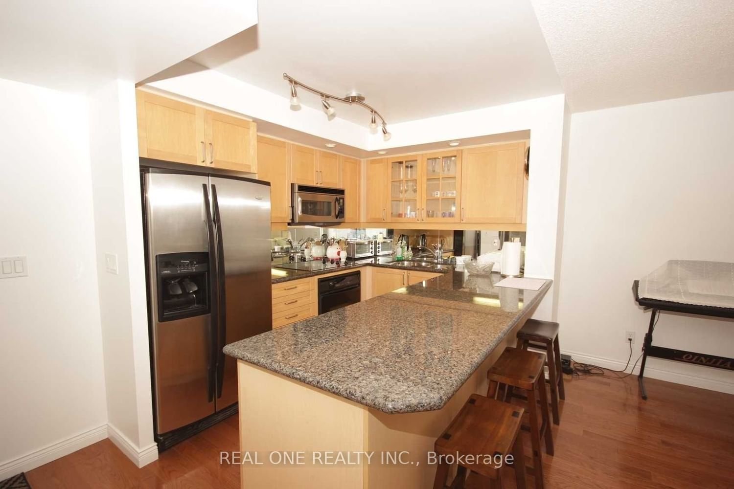 140 Simcoe St, unit 802 for rent - image #6