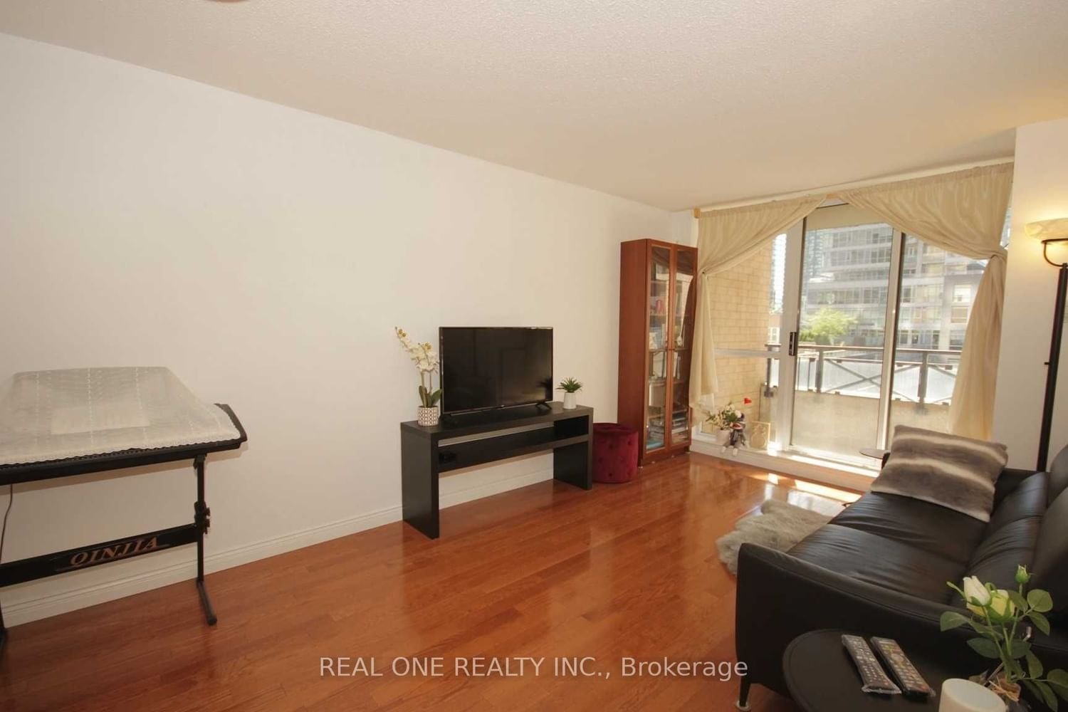 140 Simcoe St, unit 802 for rent - image #7