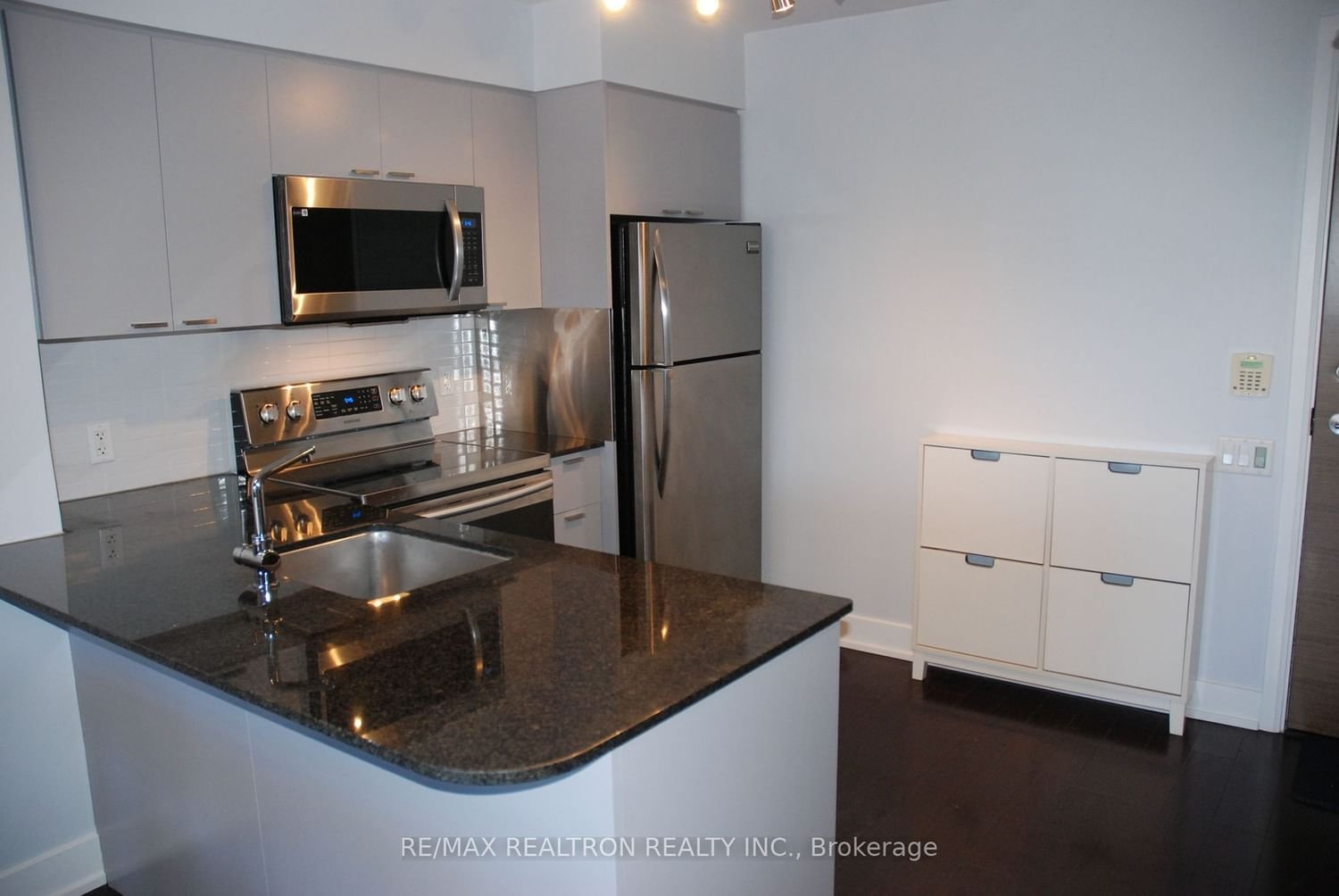 23 Sheppard Ave E, unit 807 for rent - image #9