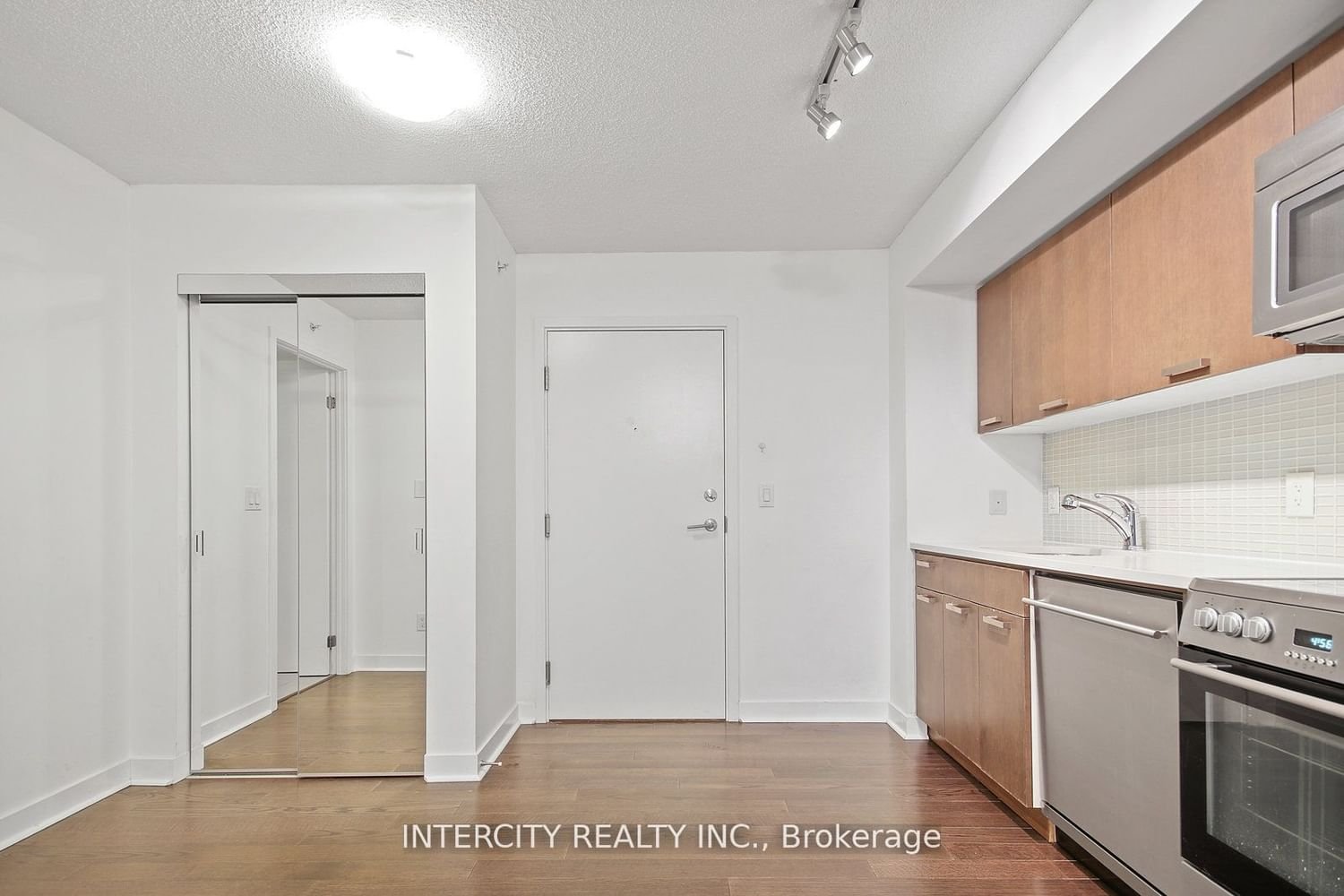 295 Adelaide St W, unit 517 for rent - image #3