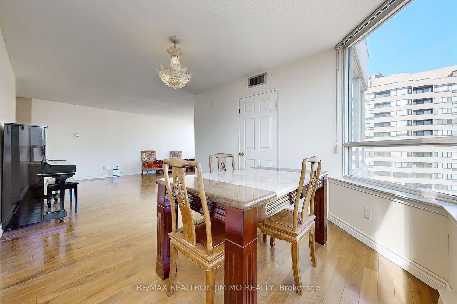 30 Greenfield Ave, unit 1806 for sale - image #10