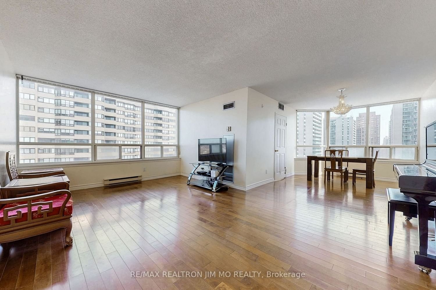 30 Greenfield Ave, unit 1806 for sale - image #4