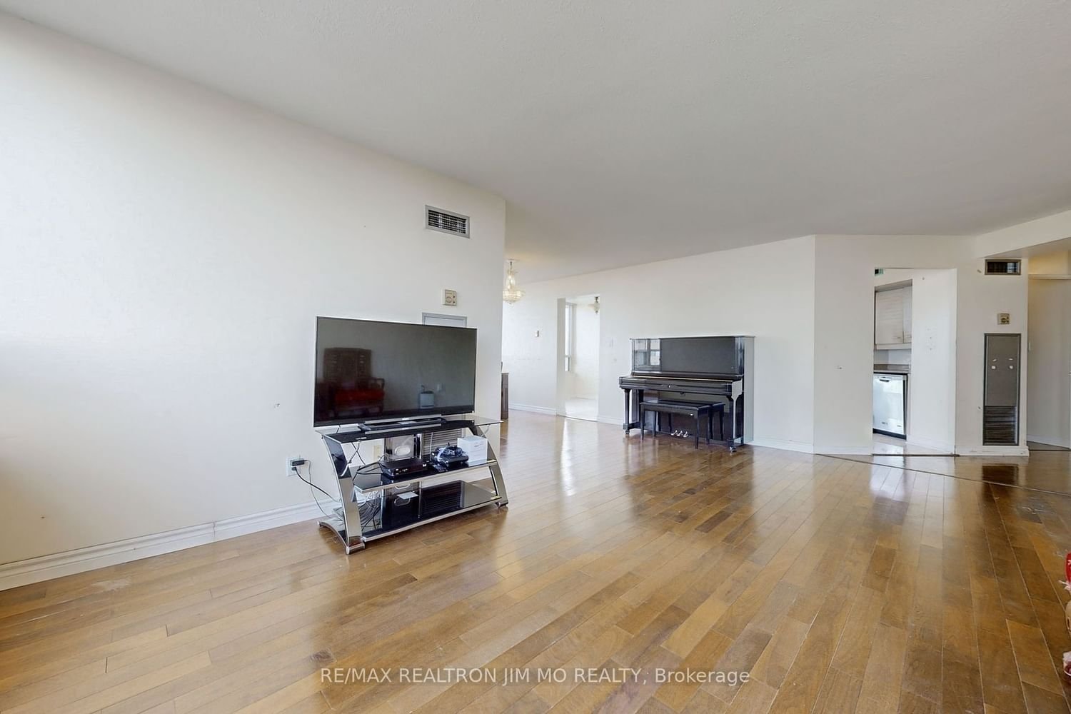 30 Greenfield Ave, unit 1806 for sale - image #7