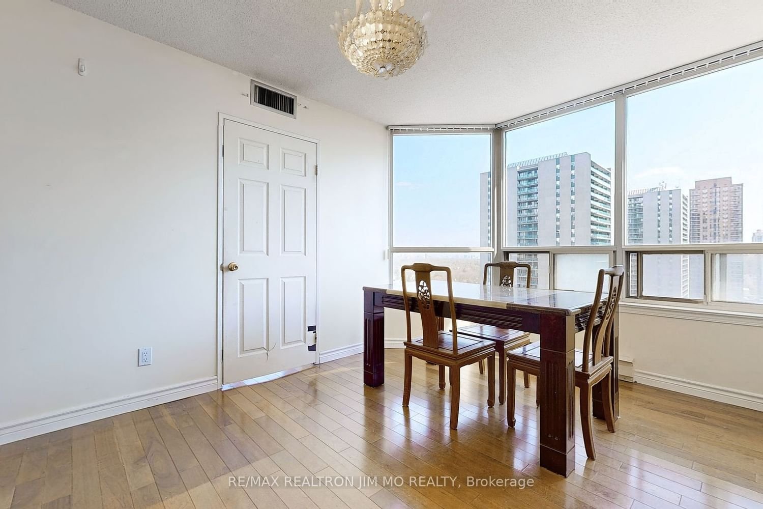30 Greenfield Ave, unit 1806 for sale - image #9