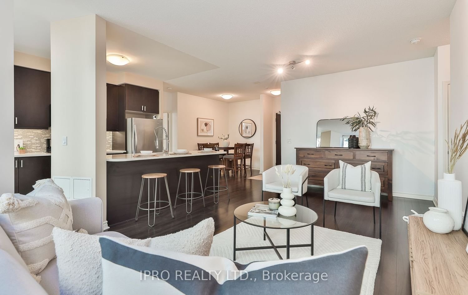 19 Grand Trunk Cres, unit 211 for sale - image #4