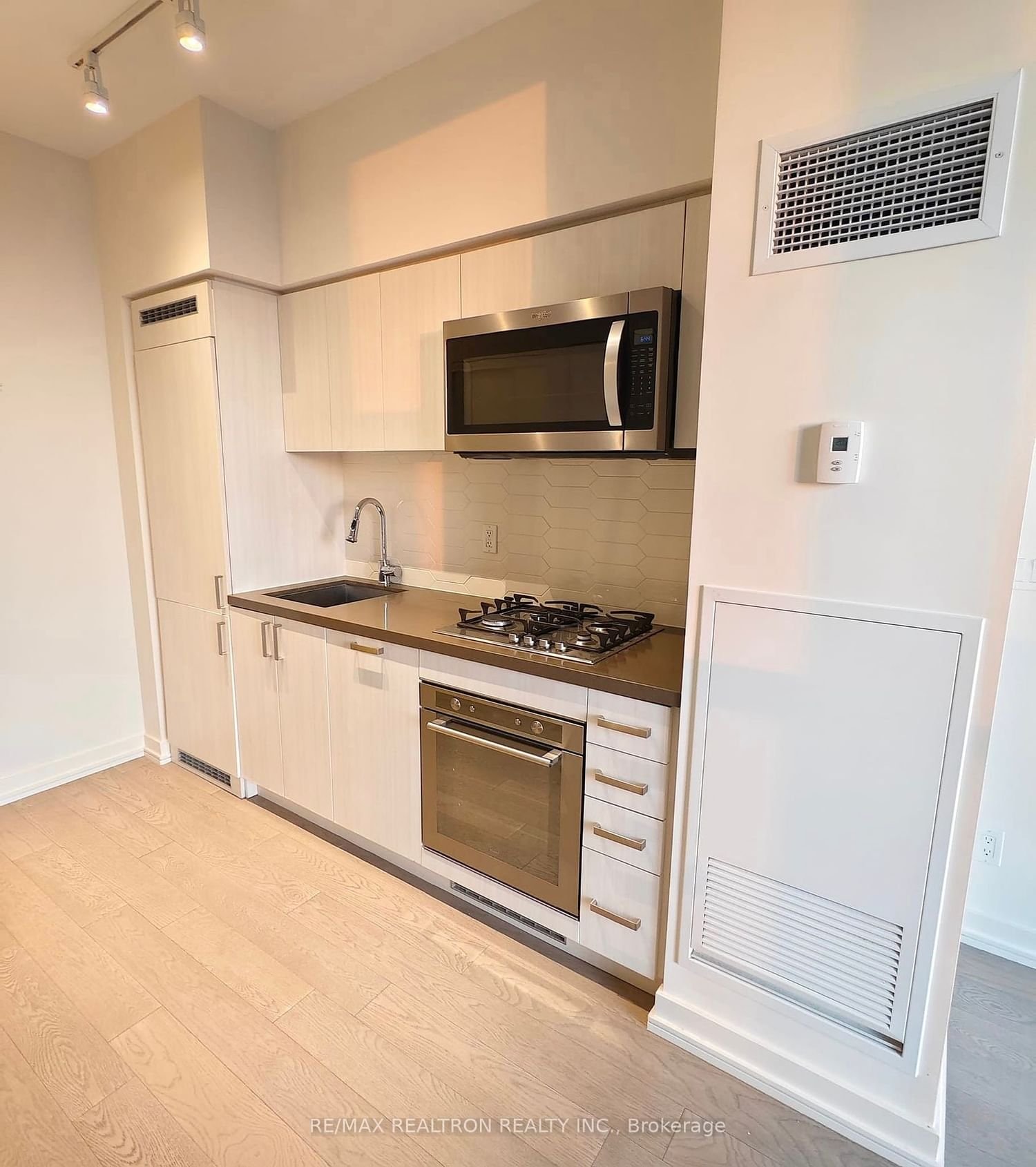 501 St Clair Ave W, unit 618 for rent - image #5