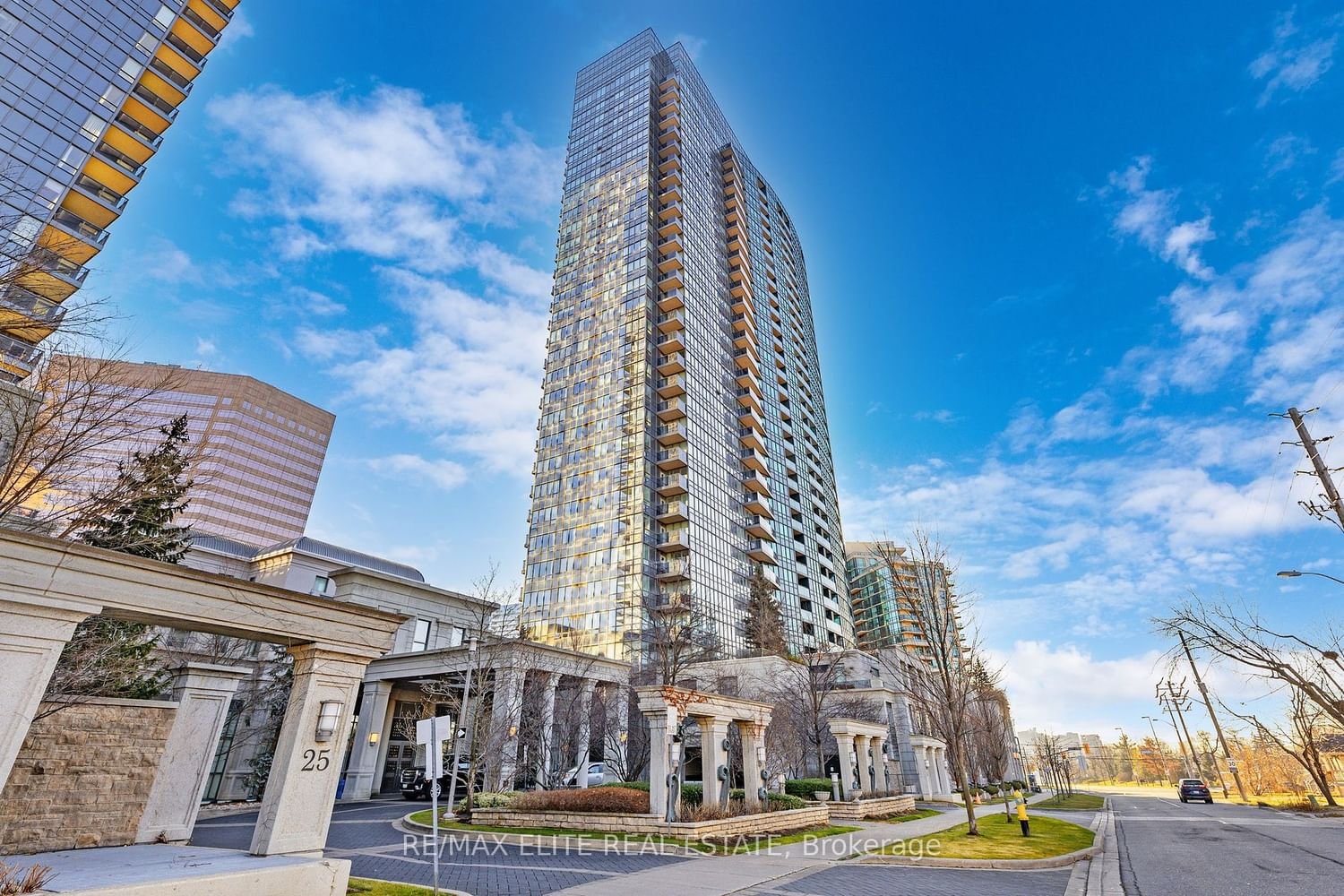 15 Greenview Ave, unit 407 for sale - image #3