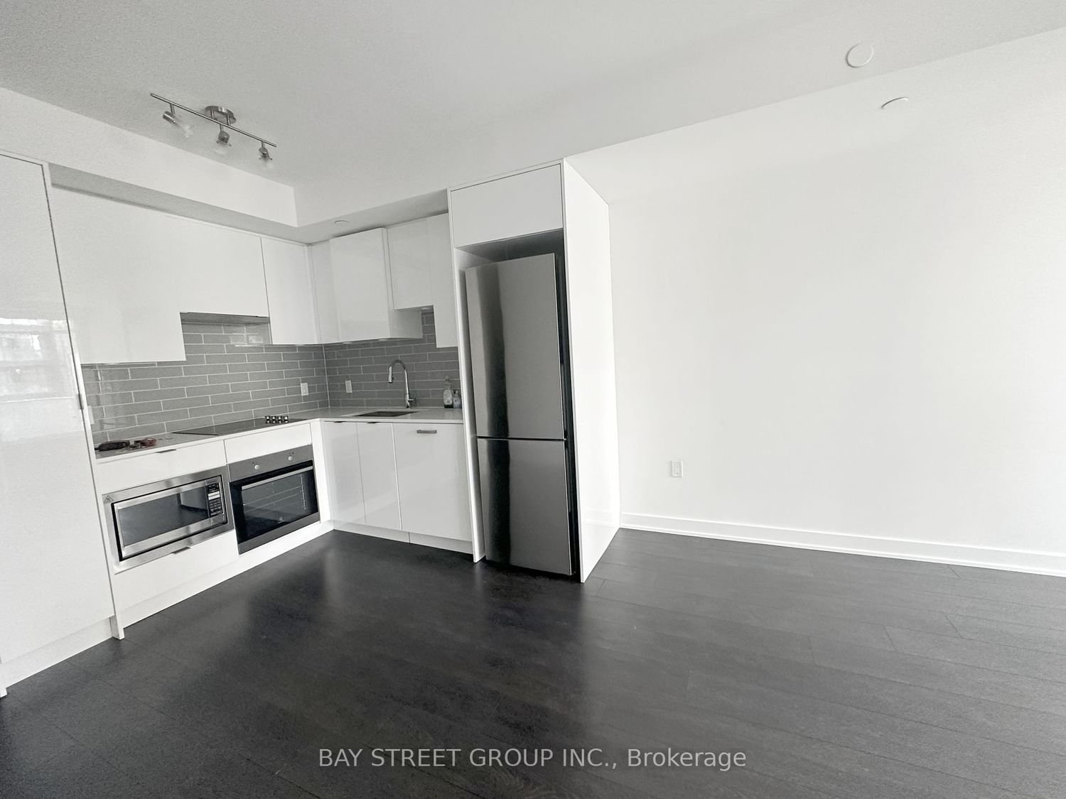 99 Broadway Ave, unit 911 for rent - image #7