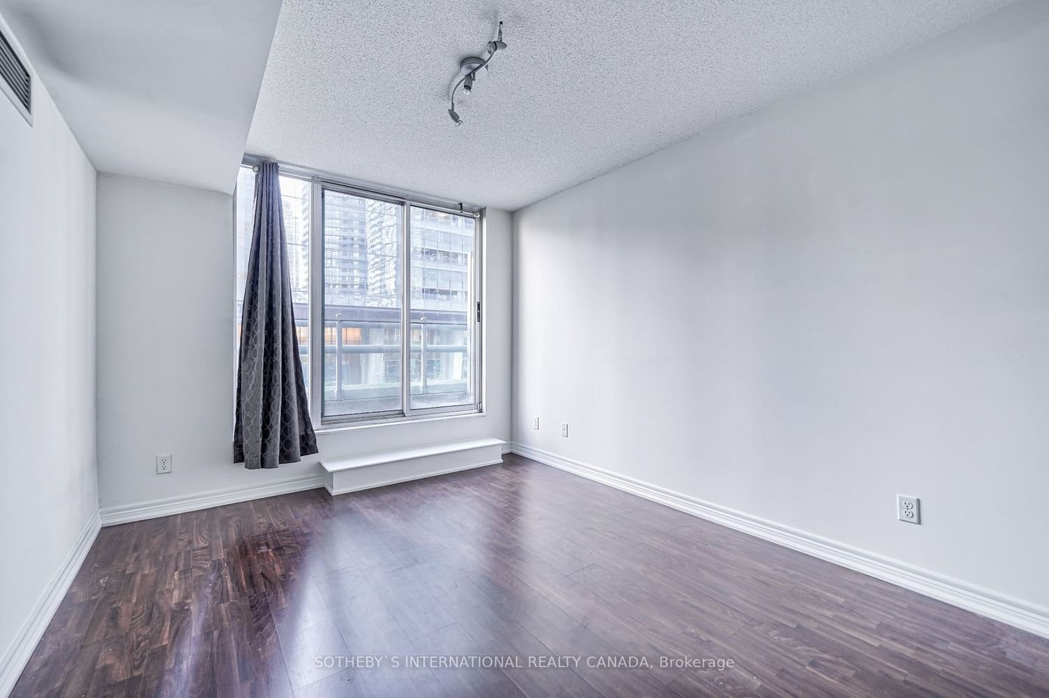 30 Grand Trunk Cres, unit 305 for rent - image #26