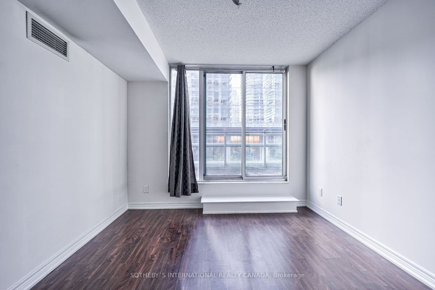 30 Grand Trunk Cres, unit 305 for rent - image #27