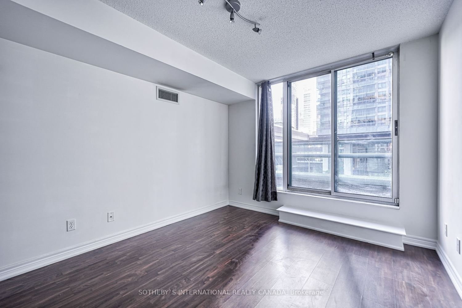 30 Grand Trunk Cres, unit 305 for rent - image #28
