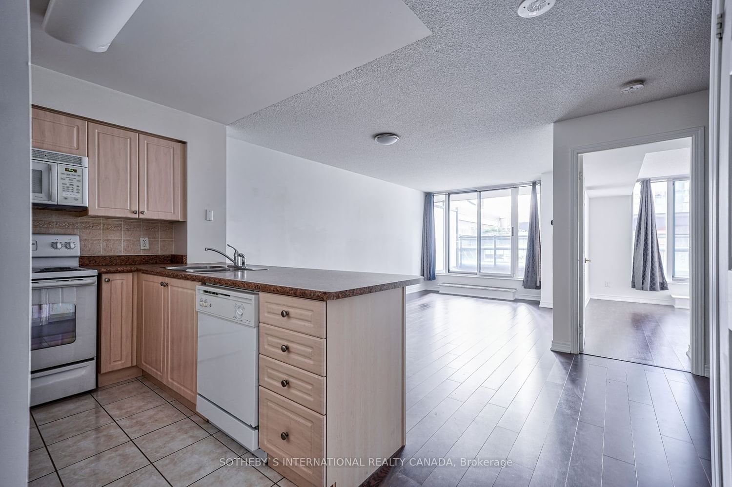 30 Grand Trunk Cres, unit 305 for rent - image #8