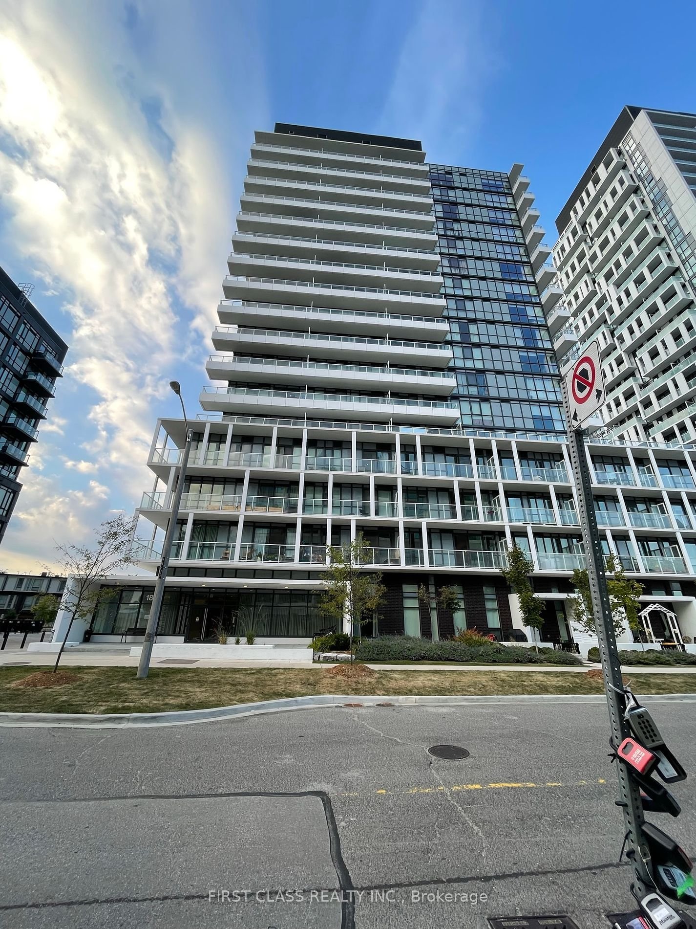 180 Fairview Mall Dr, unit 213 for rent - image #1