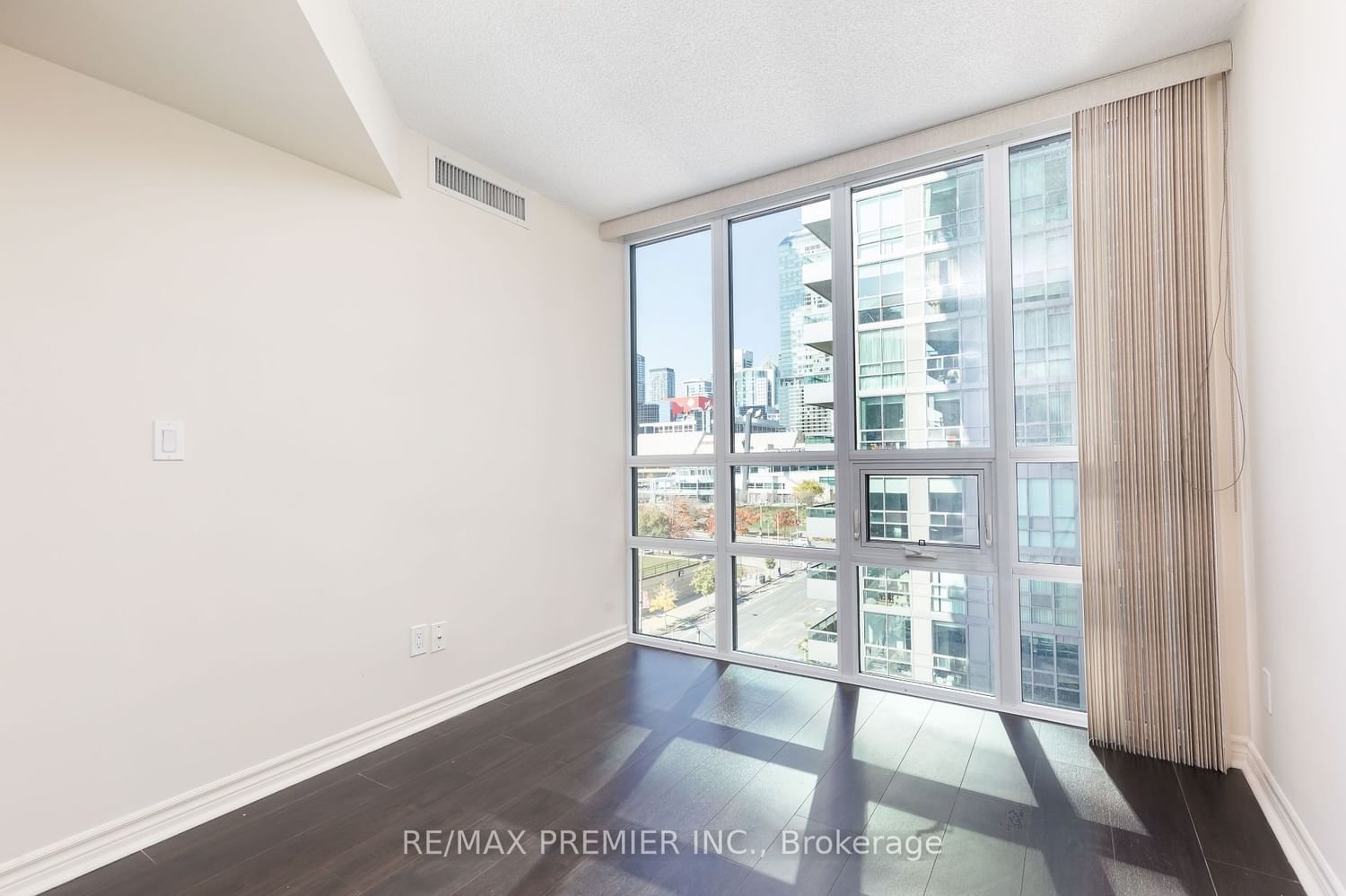 25 Lower Simcoe St, unit 718 for rent - image #17