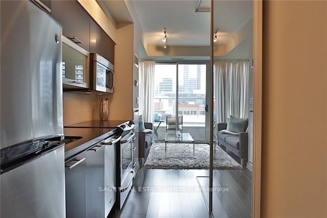 126 Simcoe St, unit 802 for rent - image #10