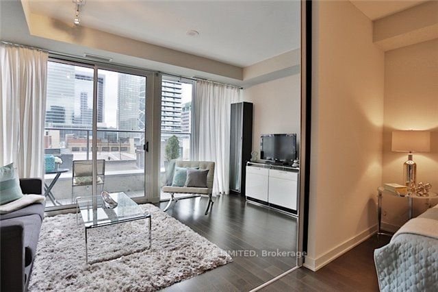 126 Simcoe St, unit 802 for rent - image #3