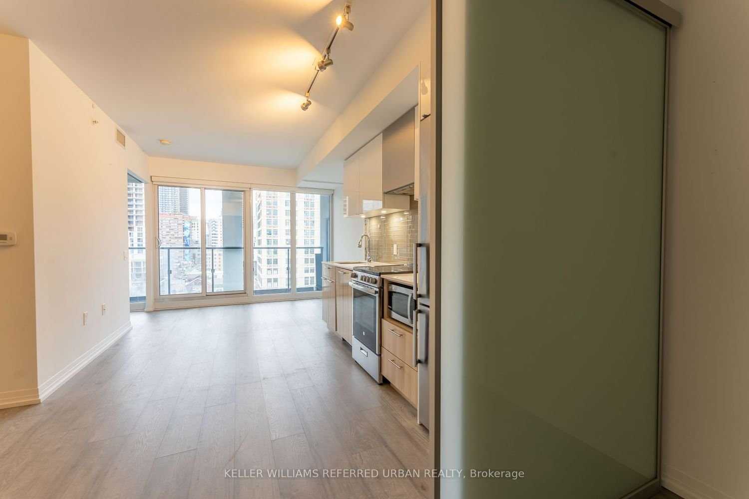 251 Jarvis St, unit 829 for rent - image #2