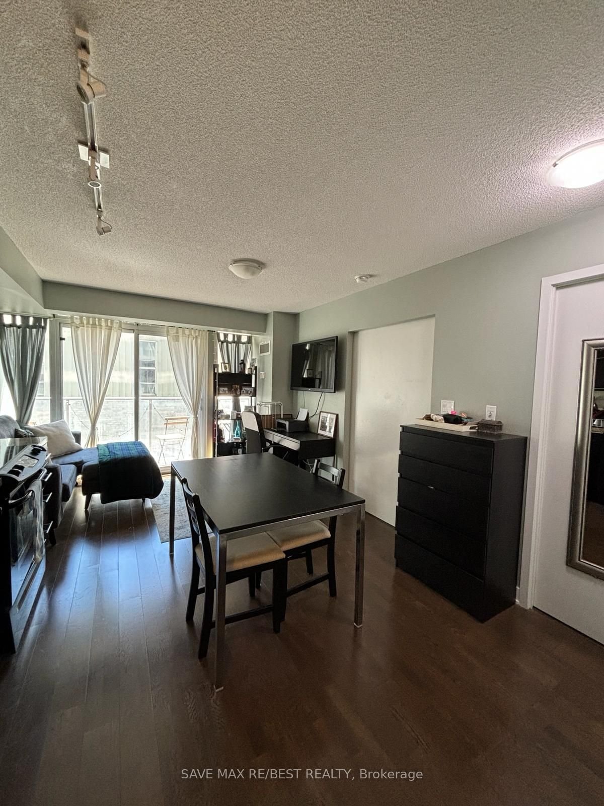 126 Simcoe St, unit 413 for rent - image #2
