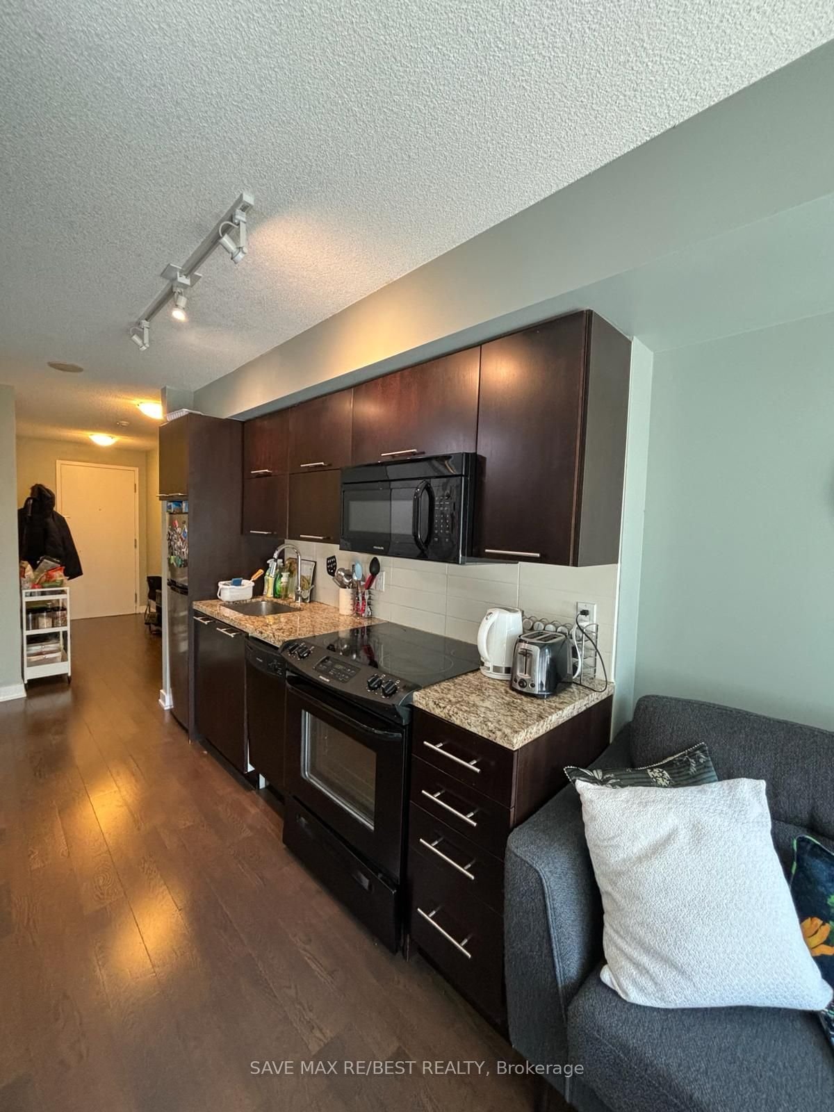 126 Simcoe St, unit 413 for rent - image #3