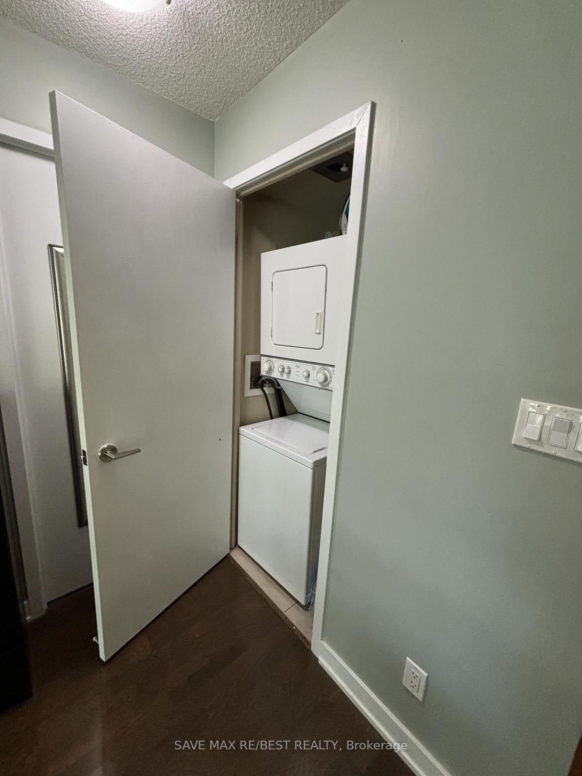 126 Simcoe St, unit 413 for rent - image #8