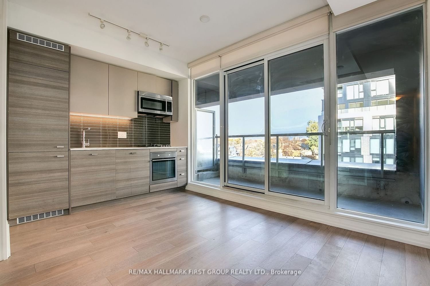 835 St Clair Ave W, unit 401 for rent - image #7