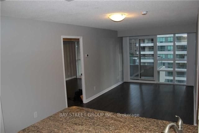 35 Hollywood Ave, unit 917 for rent - image #4