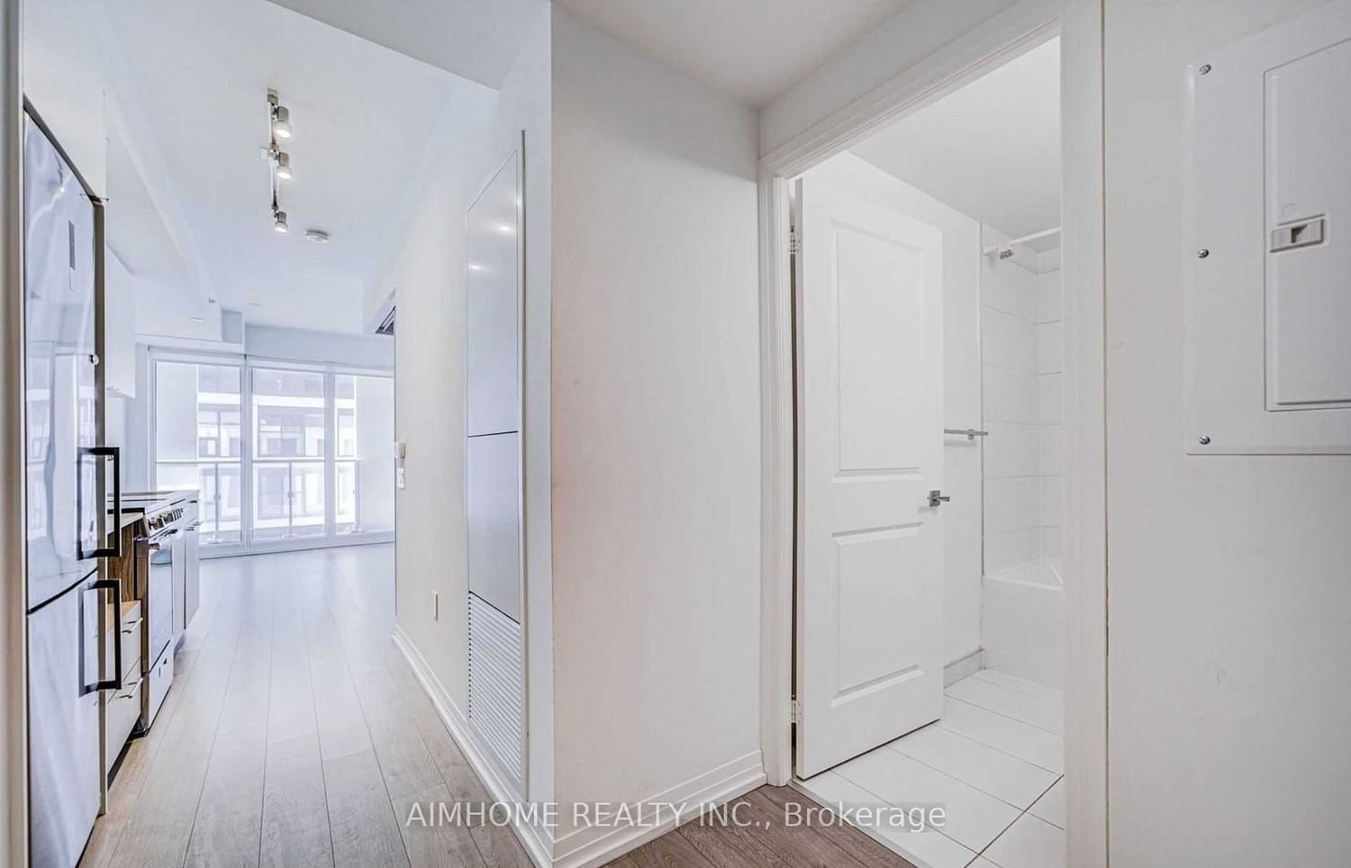 251 Jarvis St, unit 823 for rent - image #5