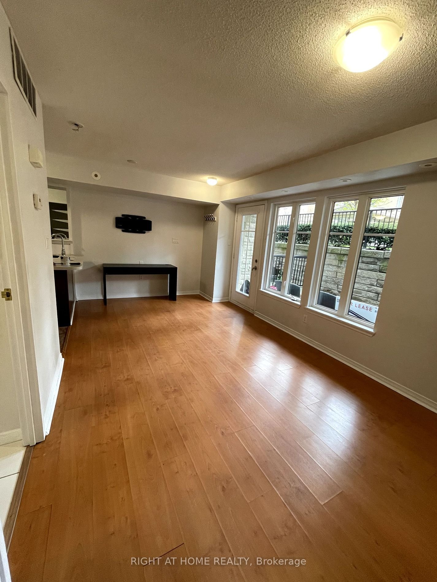 46 East Liberty St, unit 522 for rent - image #2