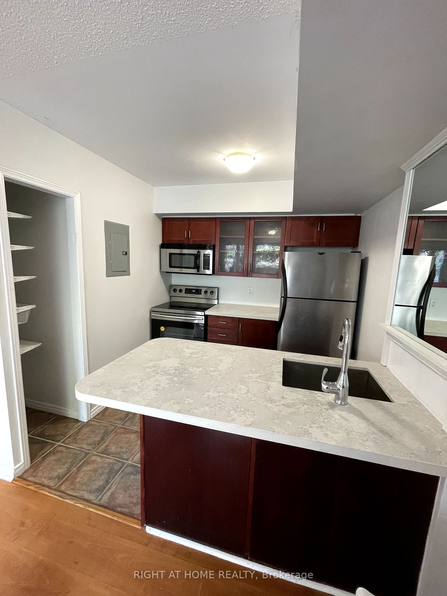 46 East Liberty St, unit 522 for rent - image #6