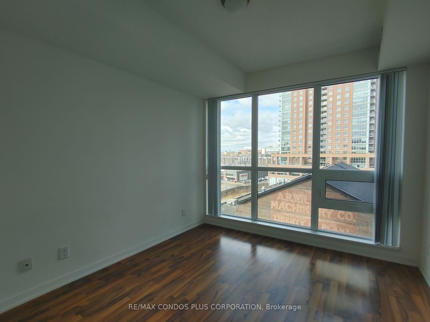 150 East Liberty St, unit 616 for rent - image #3