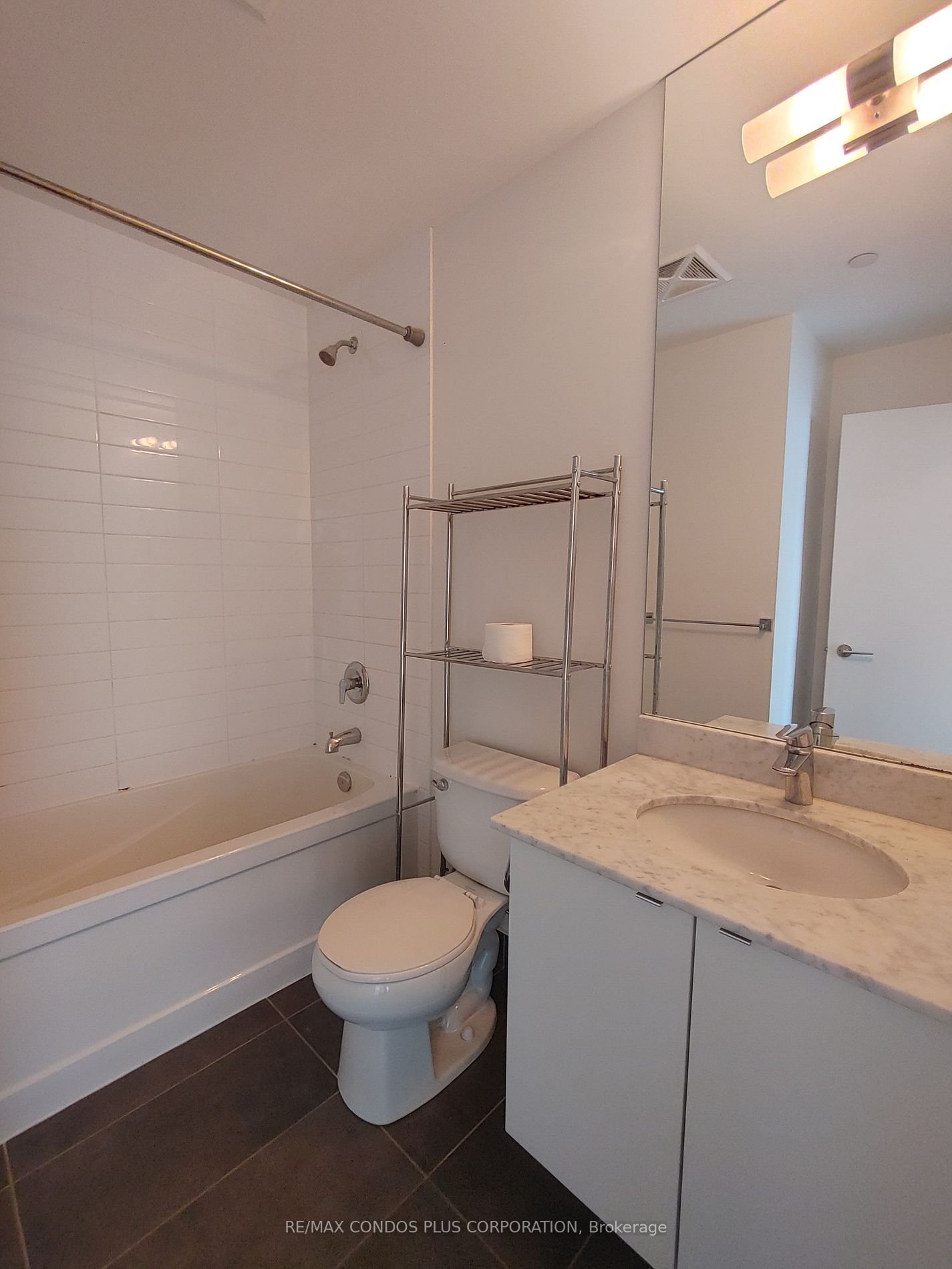 150 East Liberty St, unit 616 for rent - image #9