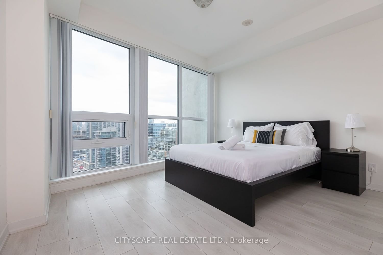 150 East Liberty St, unit 2303 for rent - image #8