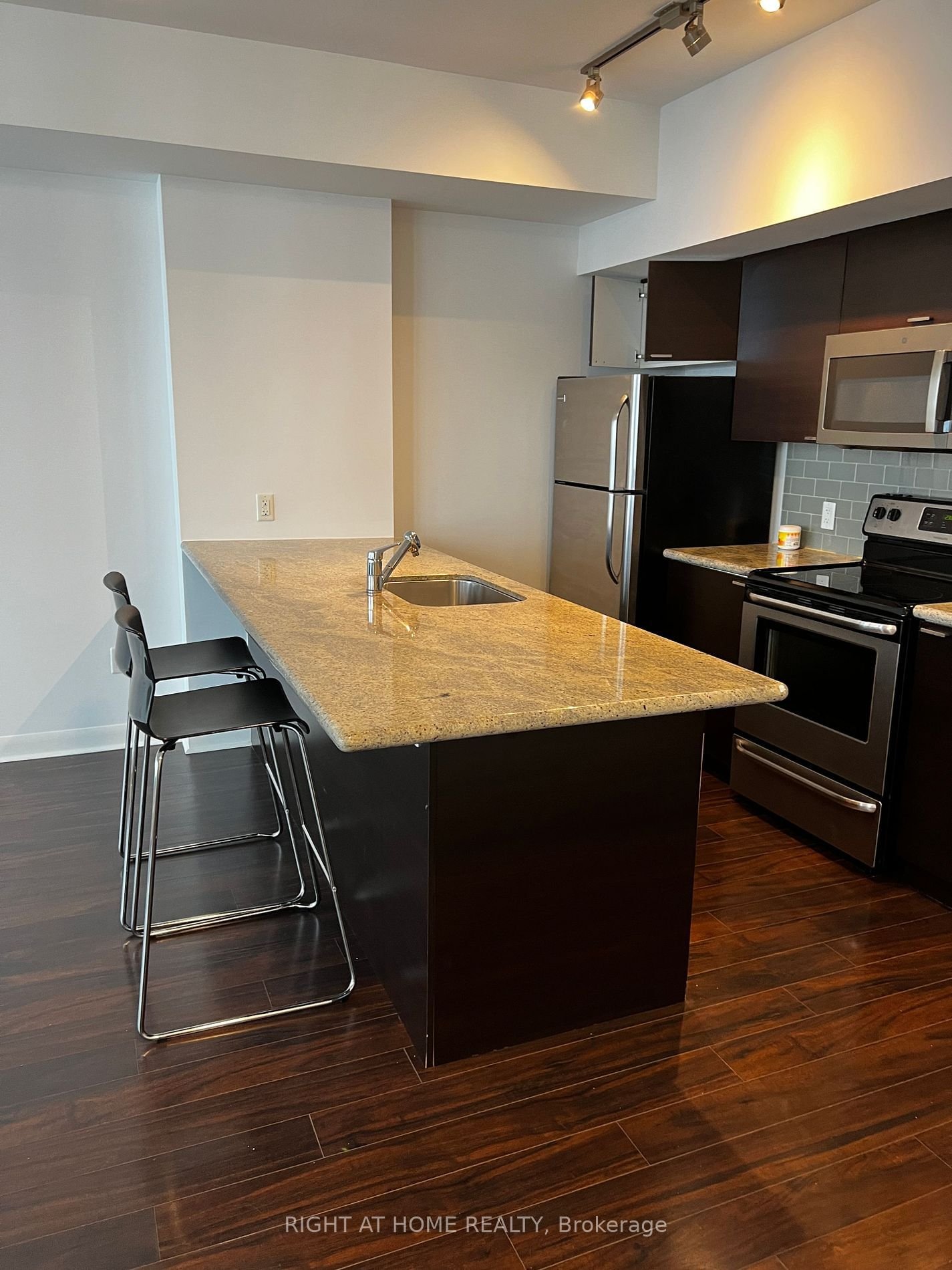 375 King St W, unit 905 for rent - image #3
