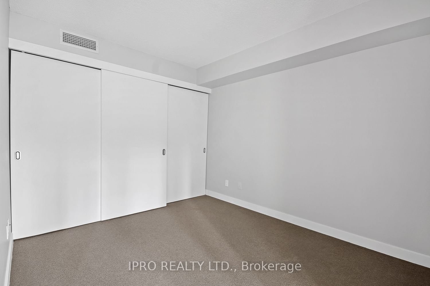 126 Simcoe St, unit 512 for rent - image #10