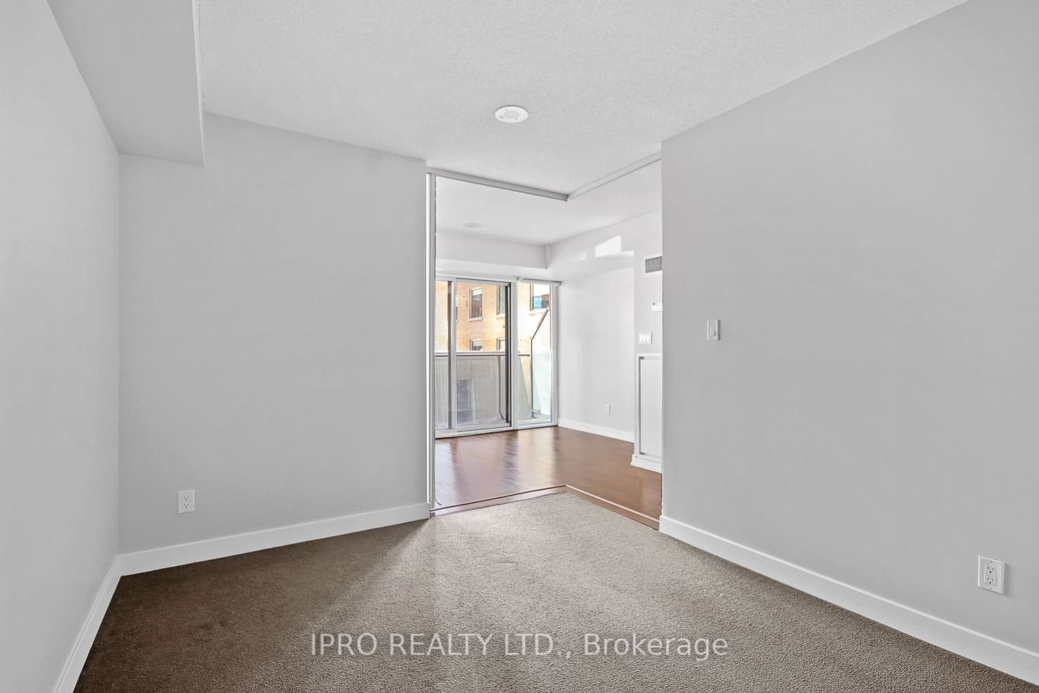 126 Simcoe St, unit 512 for rent - image #11