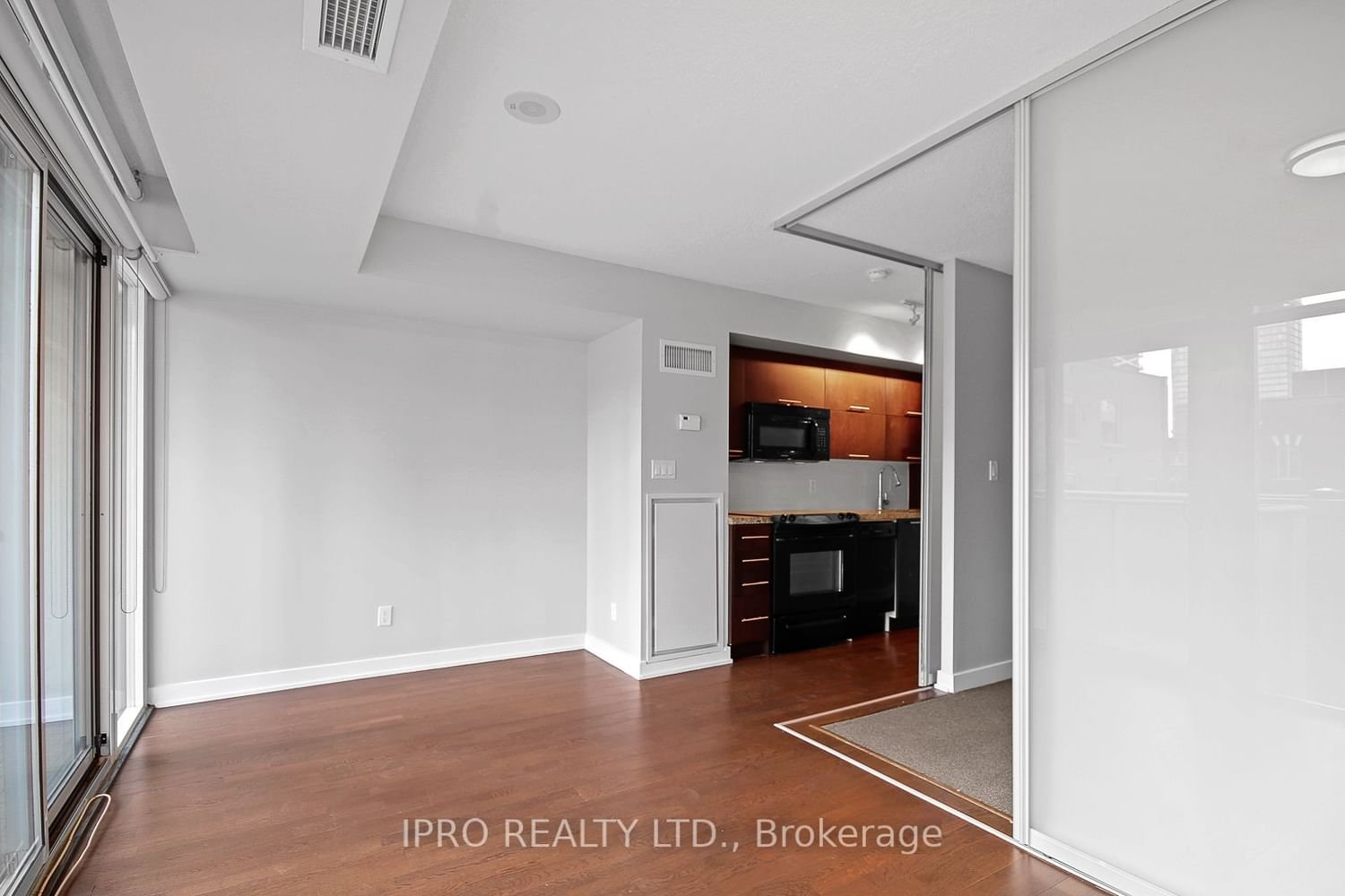 126 Simcoe St, unit 512 for rent - image #12