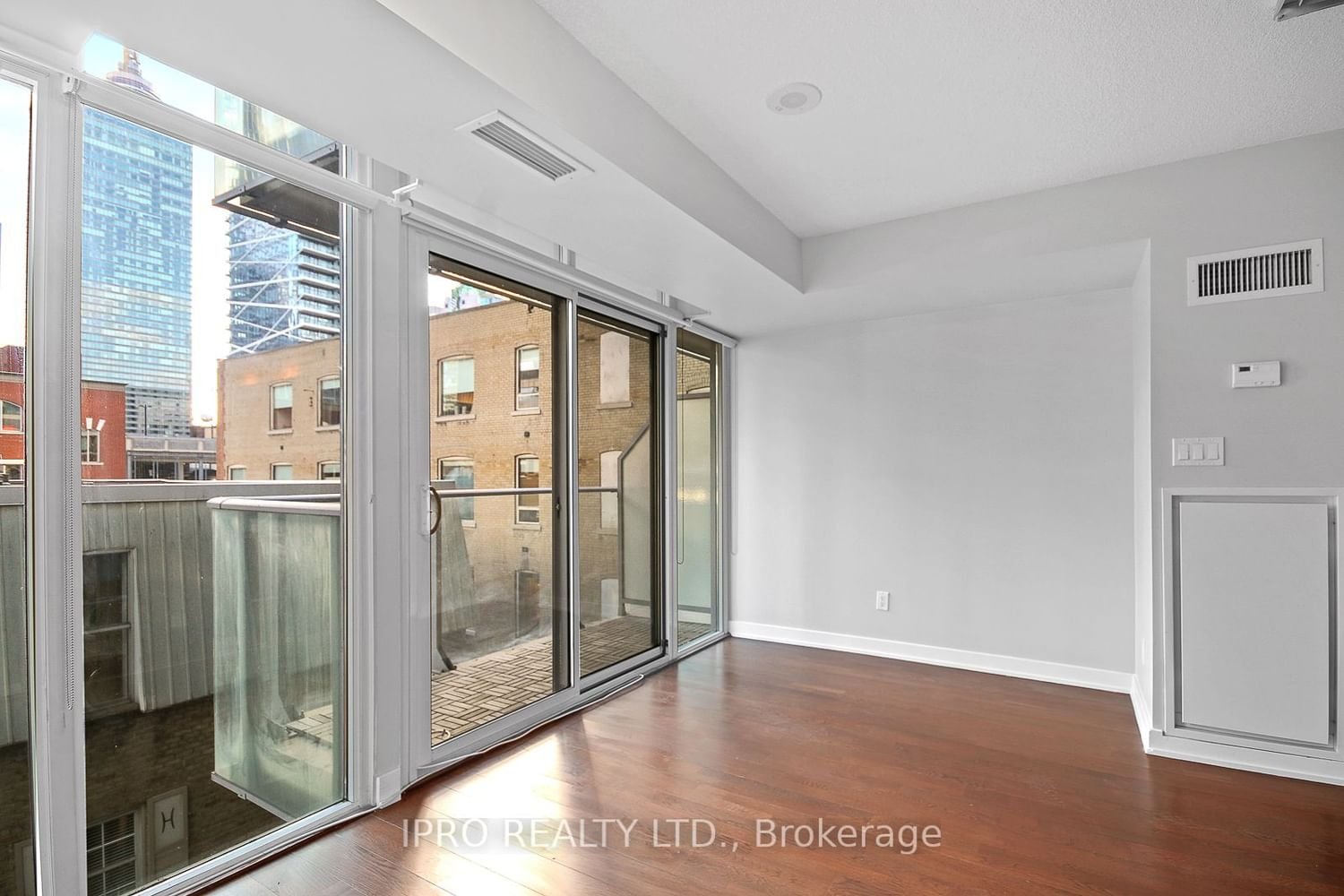 126 Simcoe St, unit 512 for rent - image #13