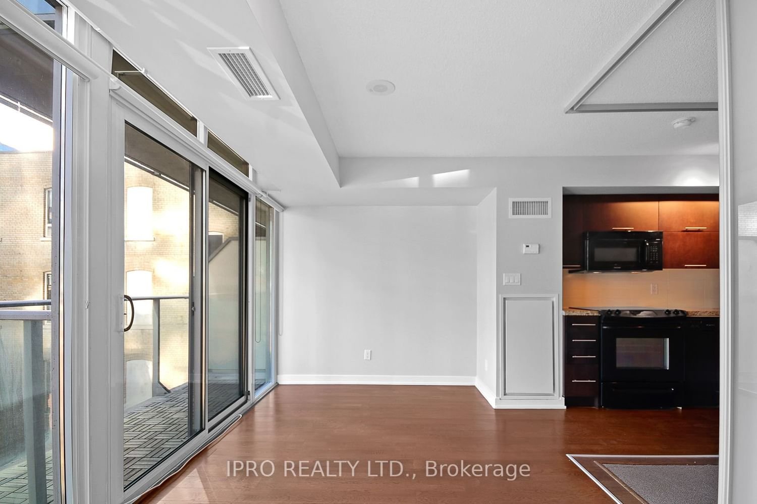 126 Simcoe St, unit 512 for rent - image #14