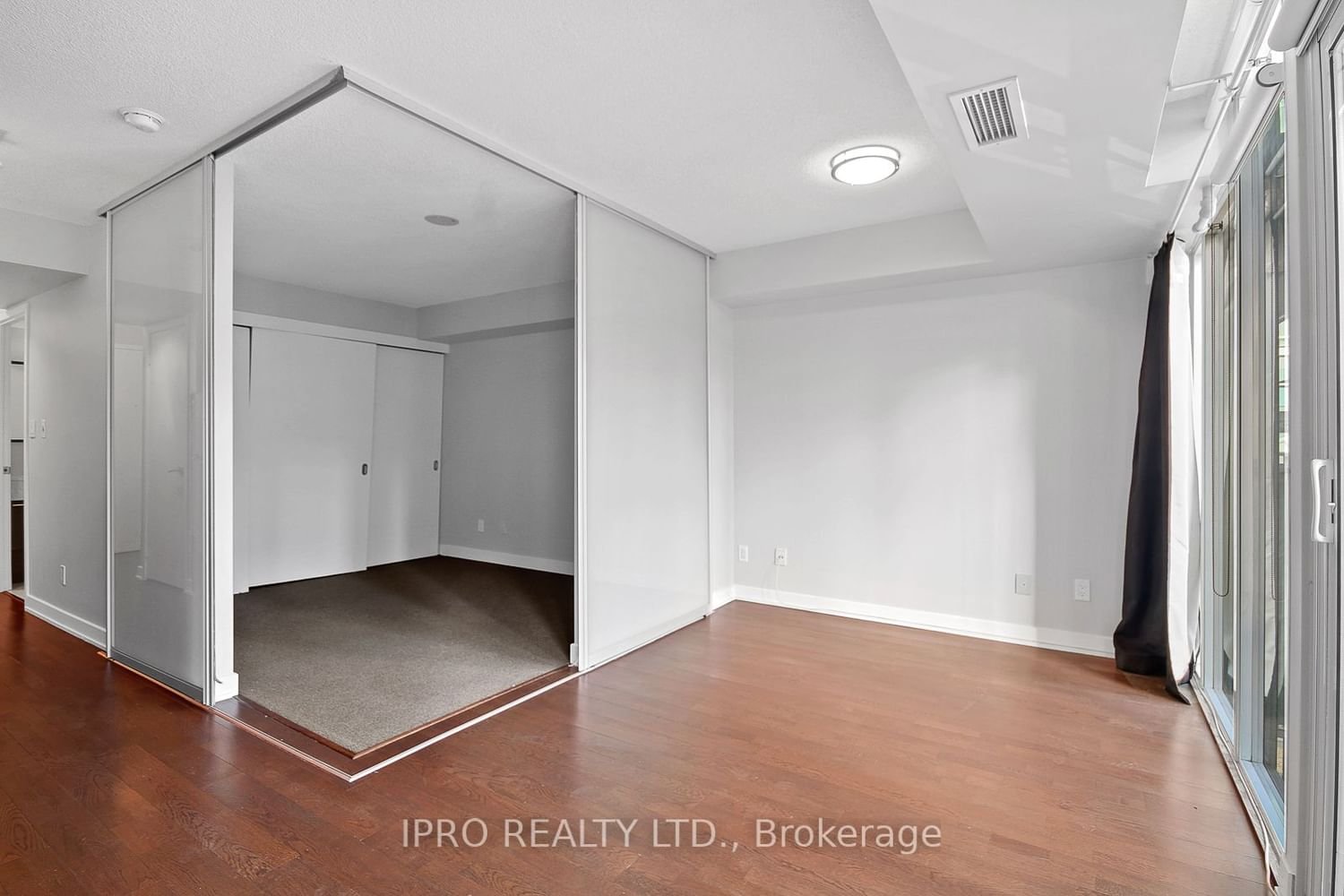 126 Simcoe St, unit 512 for rent - image #15