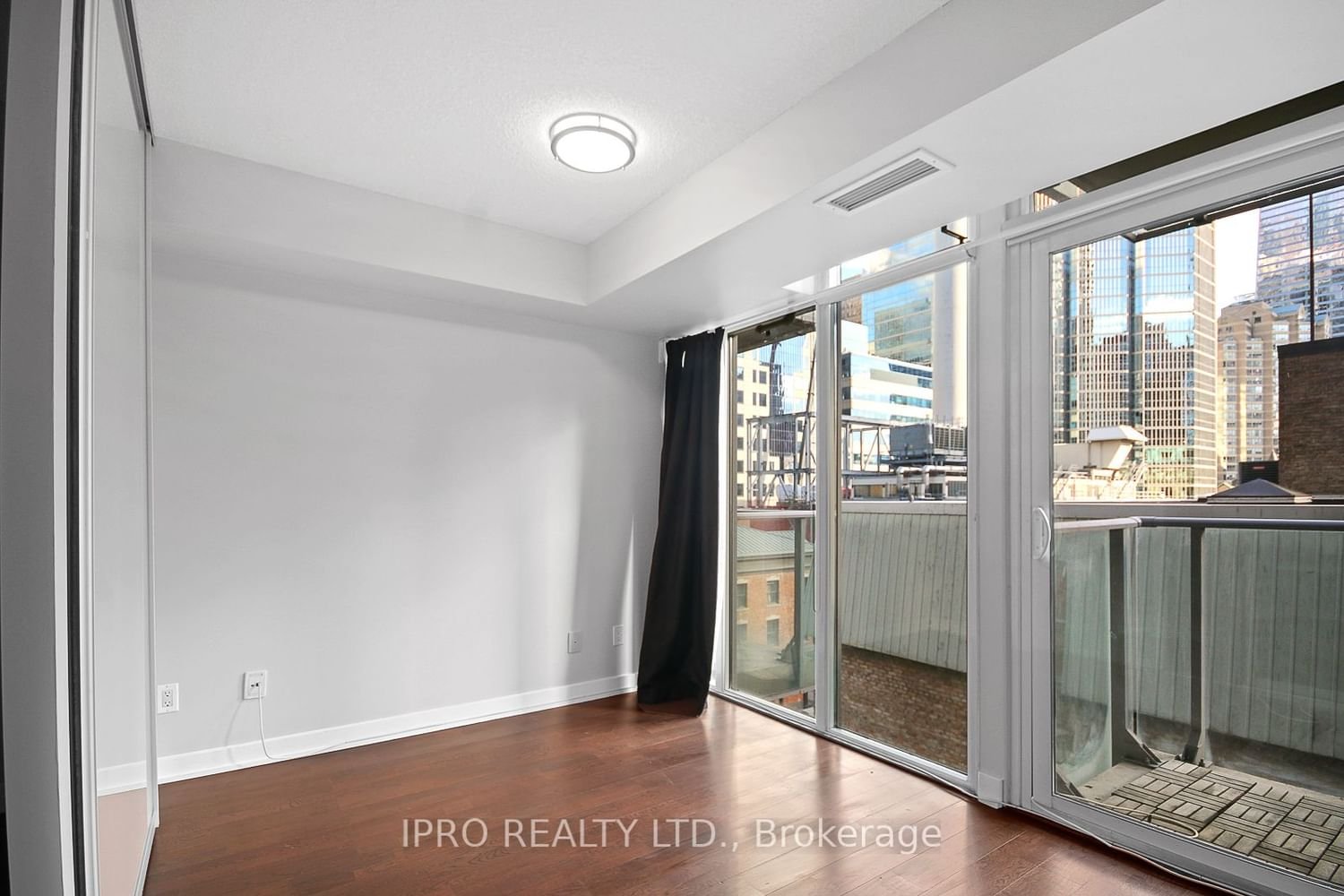 126 Simcoe St, unit 512 for rent - image #16
