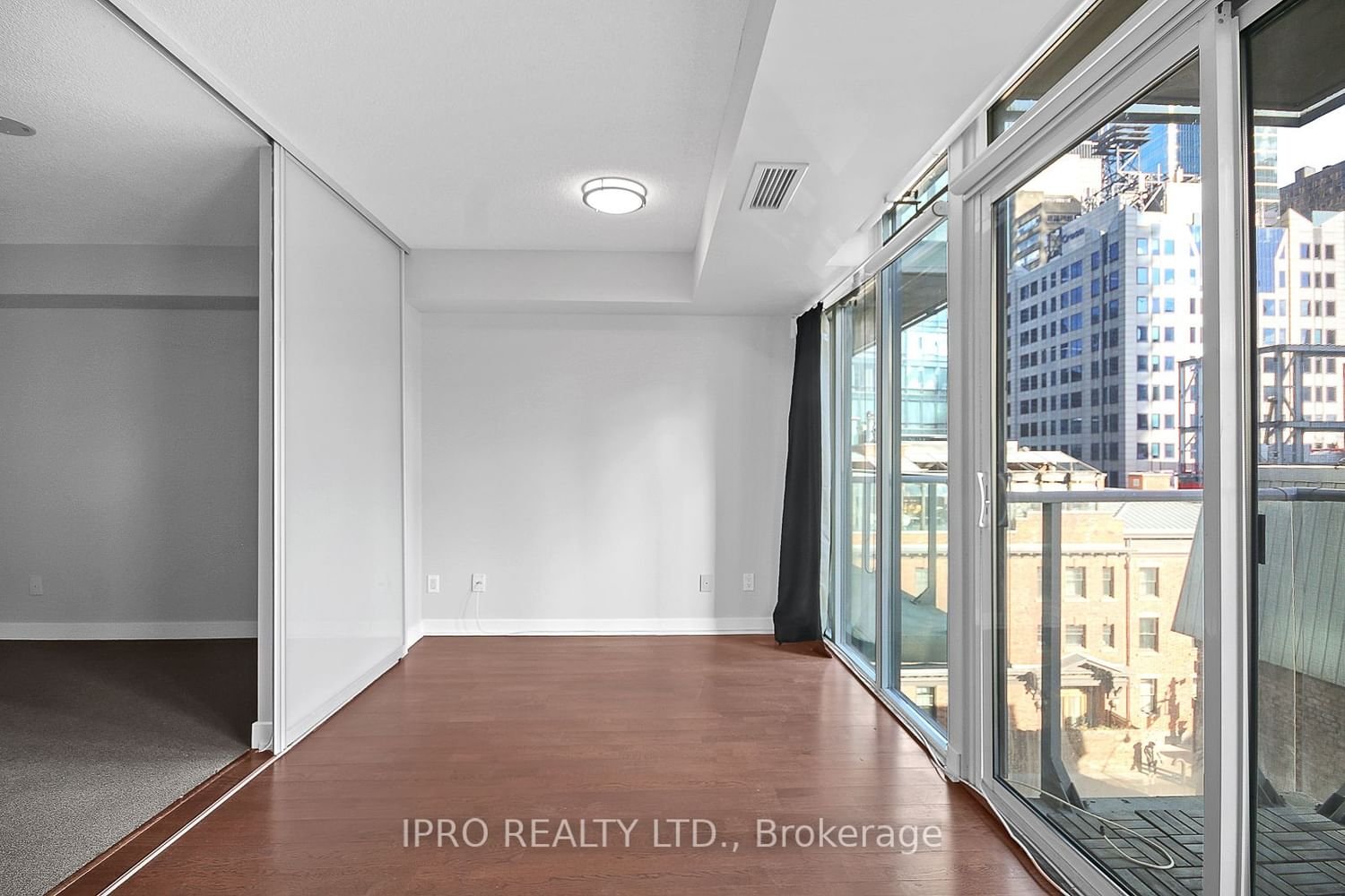 126 Simcoe St, unit 512 for rent - image #17