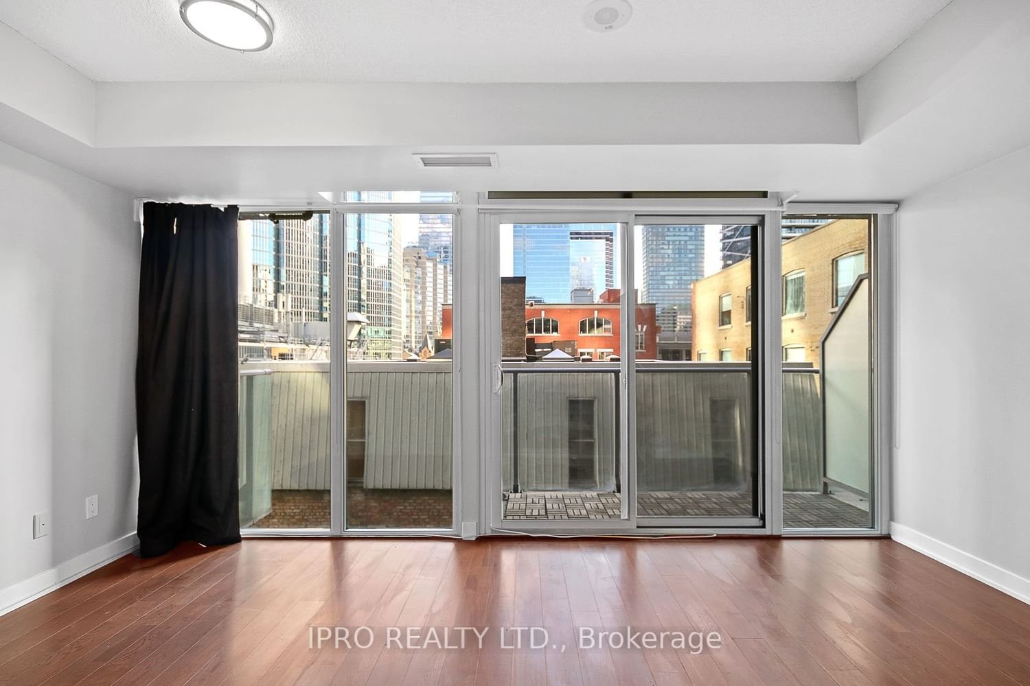 126 Simcoe St, unit 512 for rent - image #18