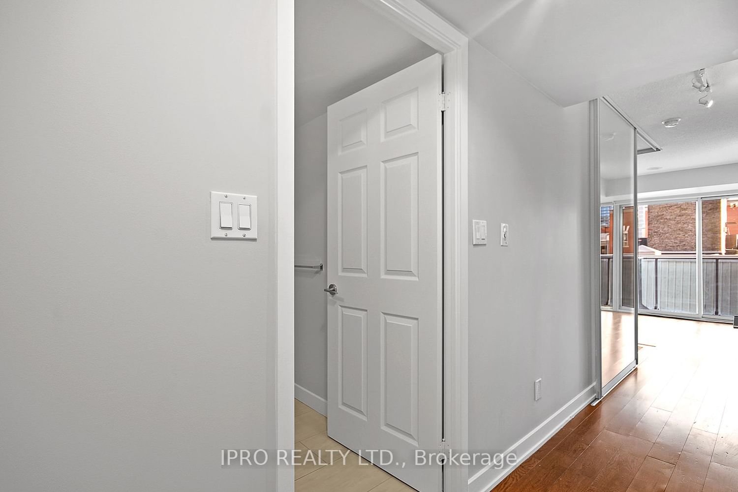 126 Simcoe St, unit 512 for rent - image #2