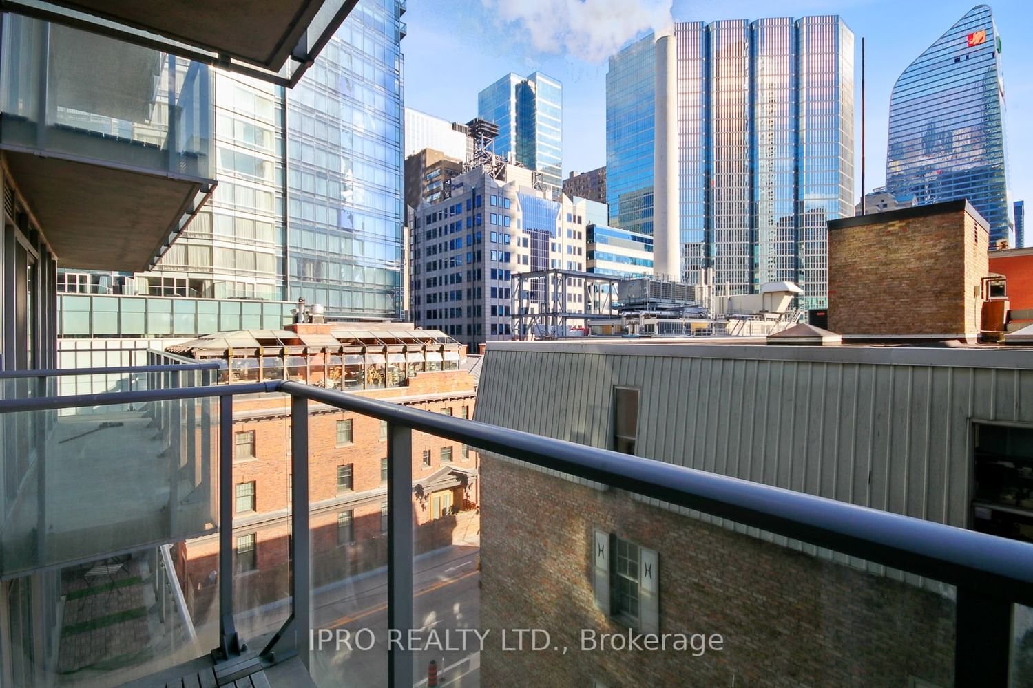 126 Simcoe St, unit 512 for rent - image #21