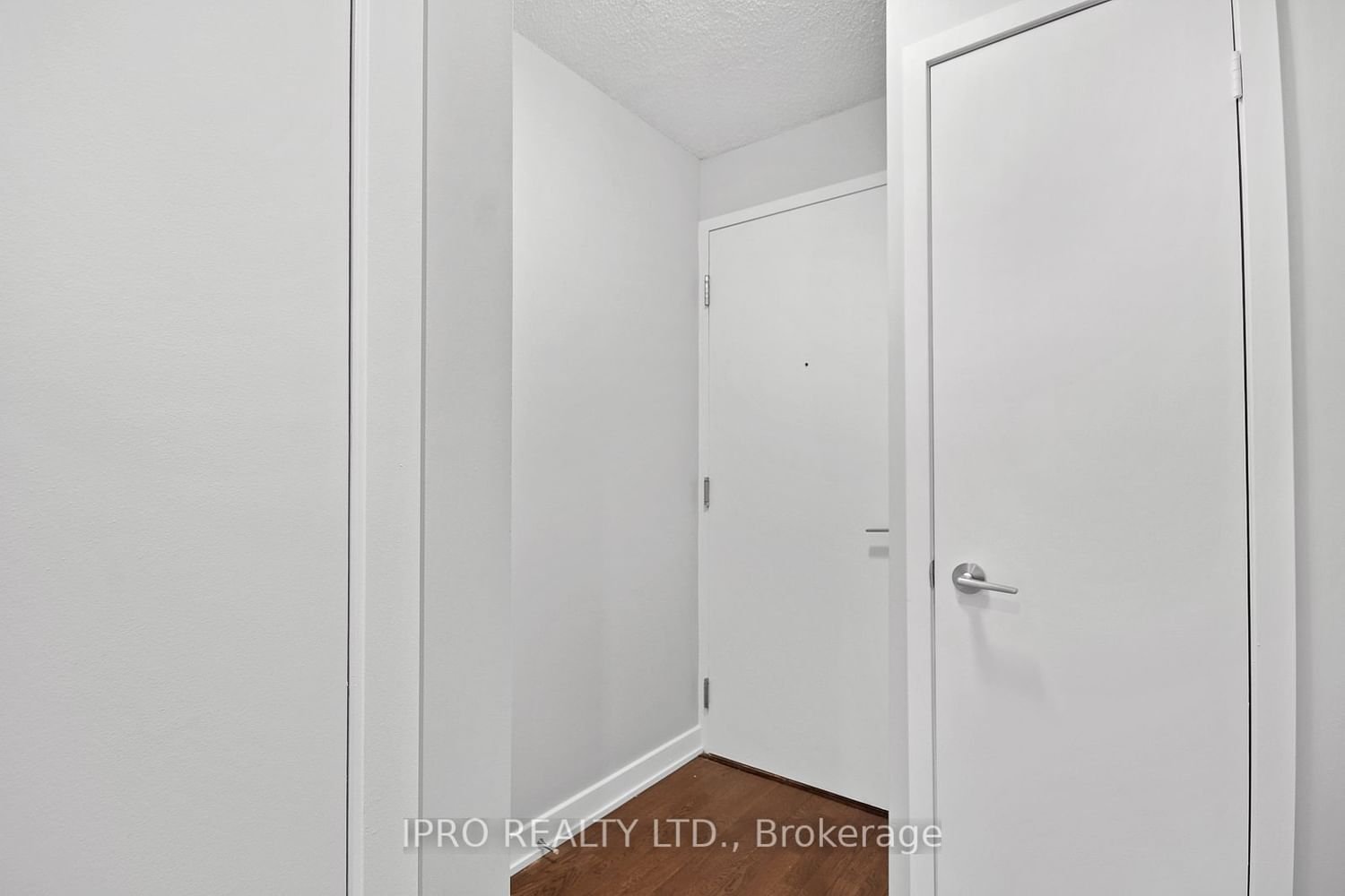 126 Simcoe St, unit 512 for rent - image #3