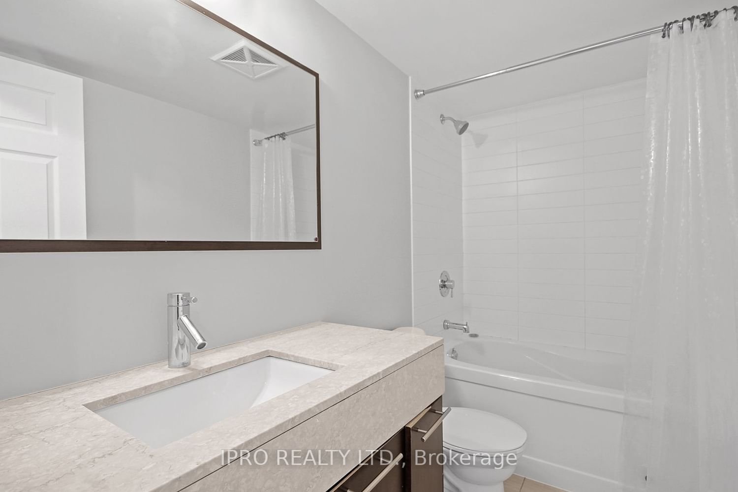 126 Simcoe St, unit 512 for rent - image #4