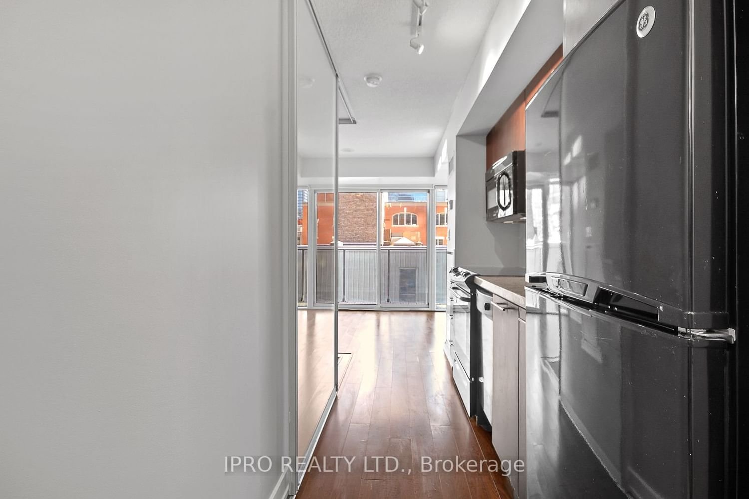 126 Simcoe St, unit 512 for rent - image #5