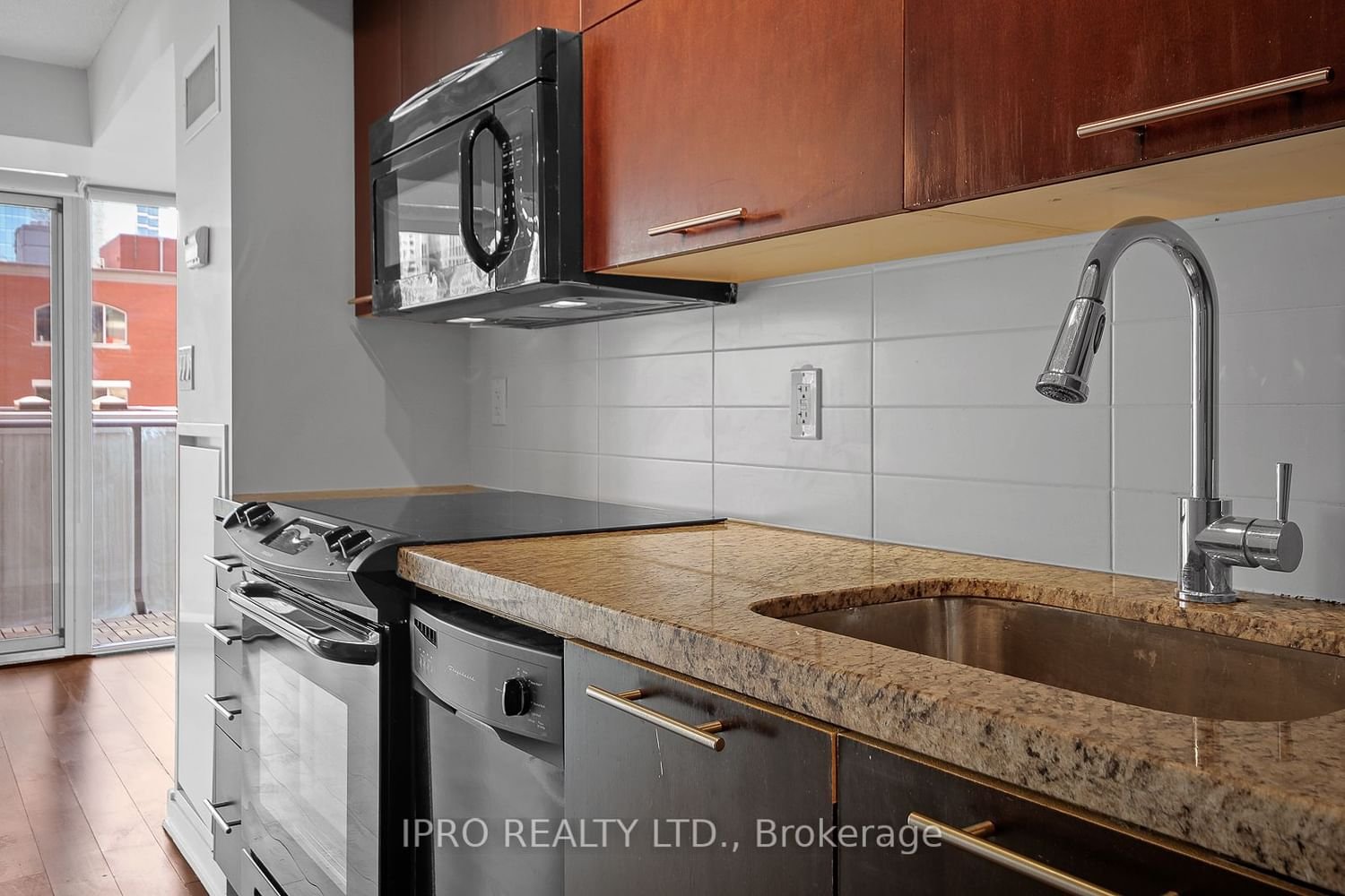 126 Simcoe St, unit 512 for rent - image #8