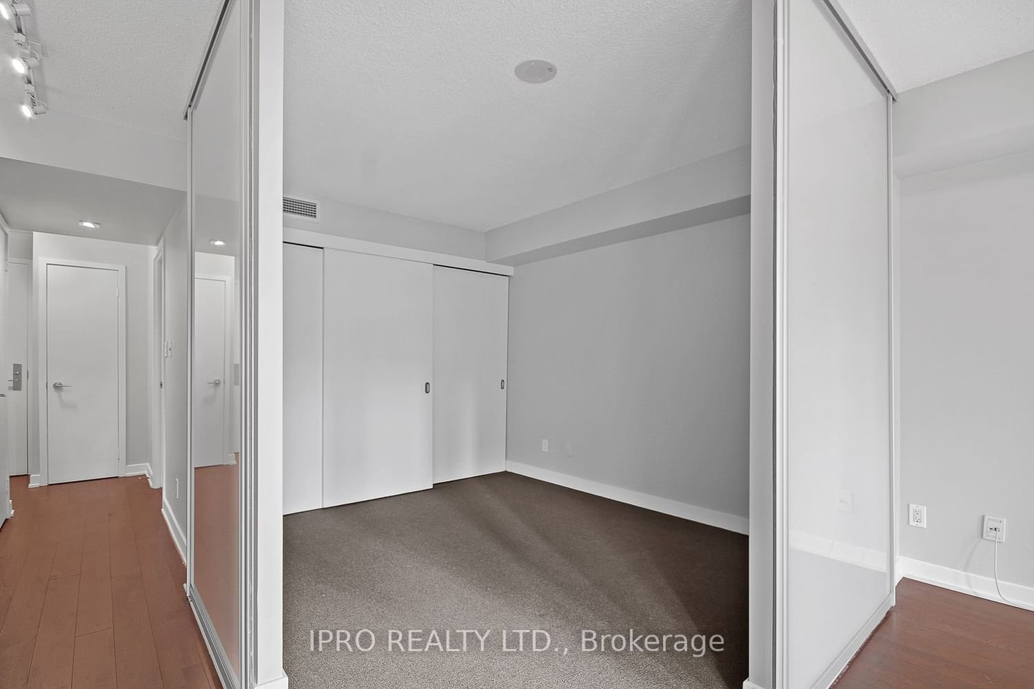 126 Simcoe St, unit 512 for rent - image #9