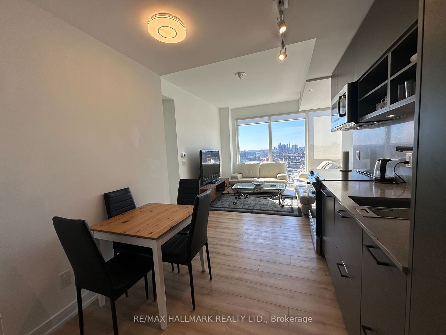 135 East Liberty St, unit 1103 for rent - image #2